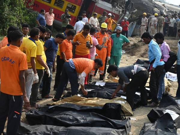 Vagones retorcidos se apilan unos encima de otros y líneas de cadáveres yacen junto a las vías en el este de India, donde los primeros rayos de sol muestran el horror de uno de los accidentes ferroviarios más mortíferos en la historia del país.