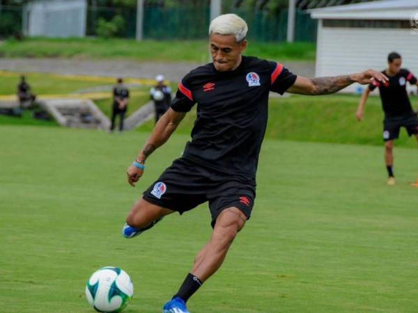 Tras estar entrenando con el plantel melenudo, Olimpia anunció la incorporación de Andy Najar por un año.