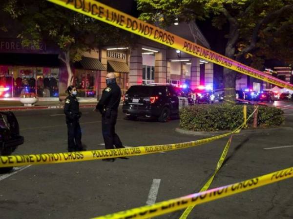 Policías custodian afuera del centro comercial Arden Fair Mall después de un tiroteo que dejó una persona muerta y otra herida de gravedad, en Sacramento. Foto: AP.