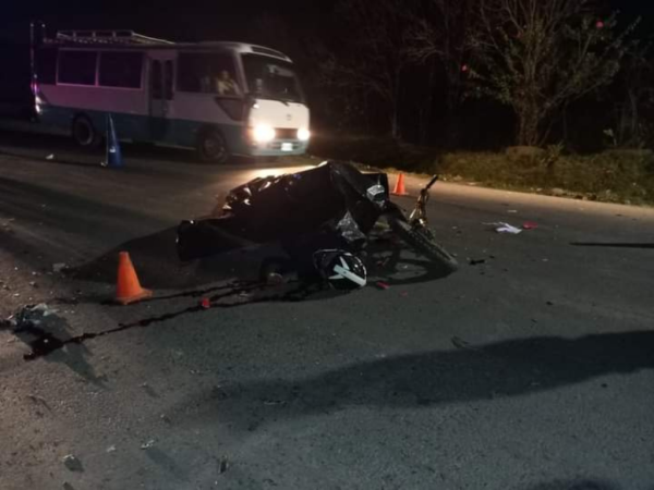 Una de las víctimas quedó sobre su motocicleta en medio de la carretera.