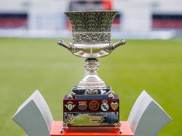 El trofeo de la Supercopa que se llevará el campeón de la edición 2025.