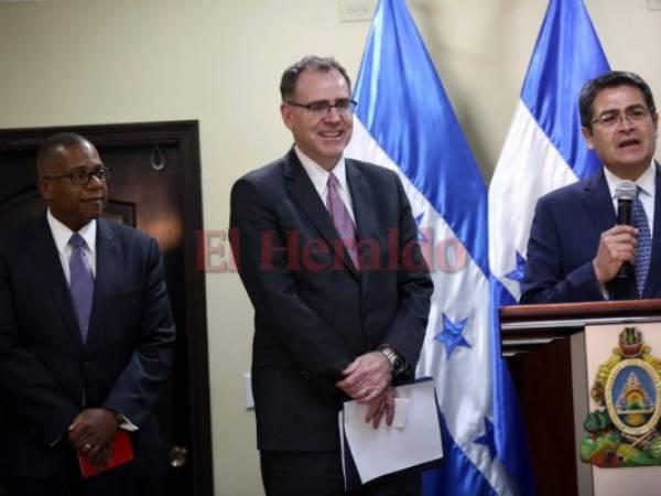 Brian Nichols, John Creamer y Juan Orlando Hernández tras la reunión del miércoles en Casa Presidencial.