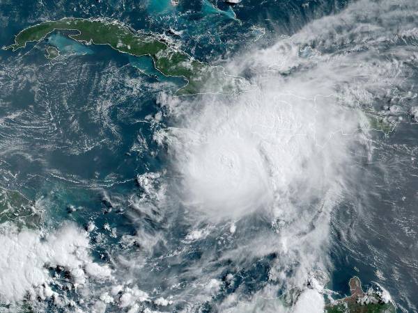 Beryl tocó tierra en una localidad costera a dos horas del conocido balneario de Cancún, en el estado de Quintana Roo.