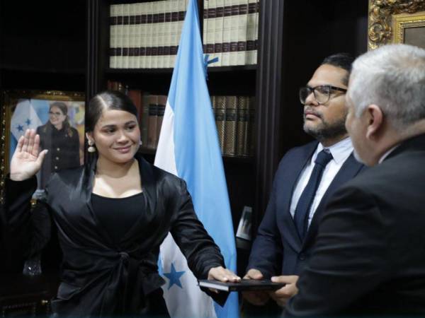 Momento donde la cantante Cesia Sáenz muestra juramente ante el canciller Enrique Reina.