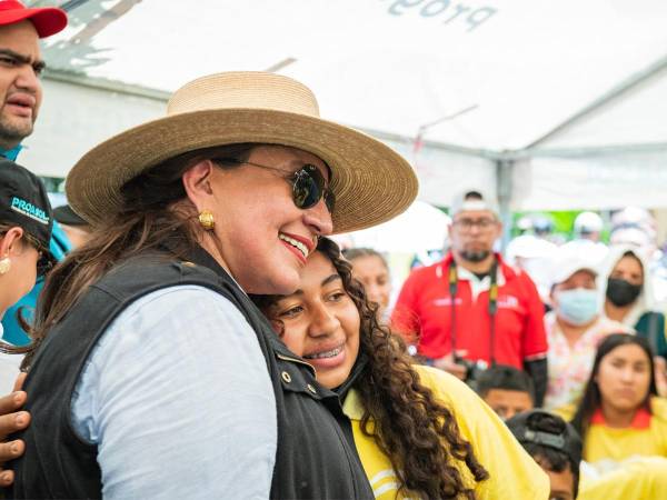 El programa Becas Solidarias fue lanzado por la presidenta Xiomara Castro en Lamaní, Comayagua, para beneficiar a los jóvenes en condición de vulnerabilidad y pobreza.