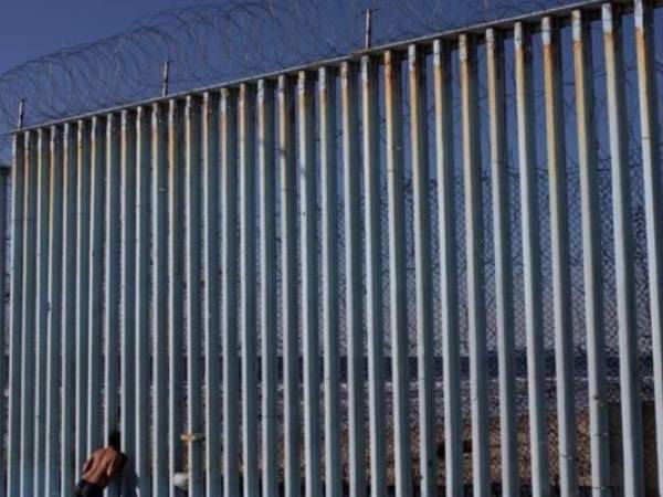 Las menores cayeron al suelo si n ninguna protección en sus cabezas o cuerpos. Se desconoce si presentaron lesiones. Foto: AFP