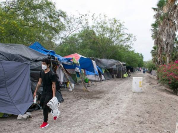 Los migrantes se contagiaron en un albergue de Nuevo Laredo cuando ingresó una persona deportada desde Houston que no sabía que tenía el coronavirus. AP.