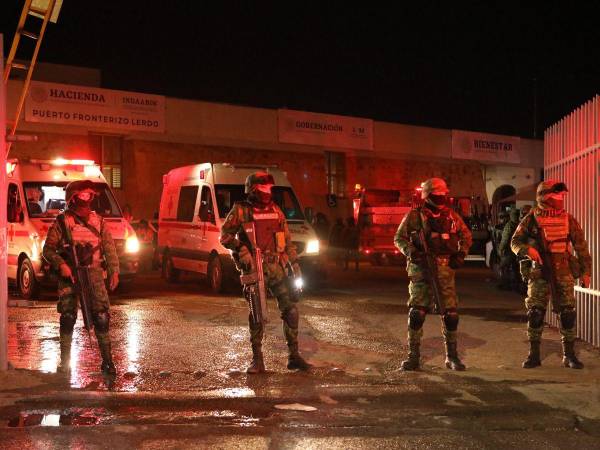 Bomberos y soldados mexicanos durante un rescate de migrantes de una estación de inmigración en Ciudad Juárez, estado de Chihuahua, el 27 de marzo de 2023, donde al menos 39 personas murieron y decenas resultaron heridas tras un incendio en la estación de inmigración.