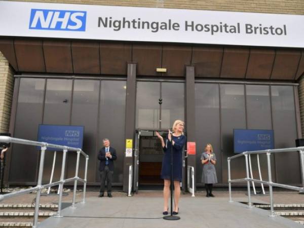 Andrea Young (C), directora ejecutiva de North Bristol Trust, participa en la inauguración formal del NHS Nightingale Hospital Bristol, ubicado en la Universidad del Oeste de Inglaterra. Foto: Agencia AFP.