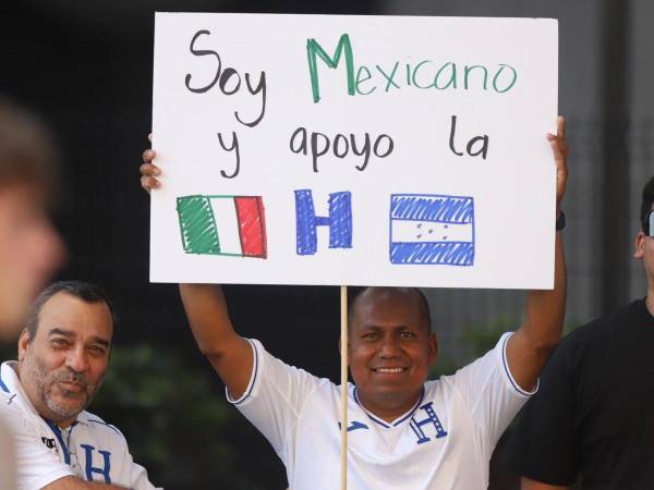 Con una pancarta en donde aparecen las dos banderas, Miguel Chula le deseó la mejor de las suertes a la H en el duelo clave ante Haití.