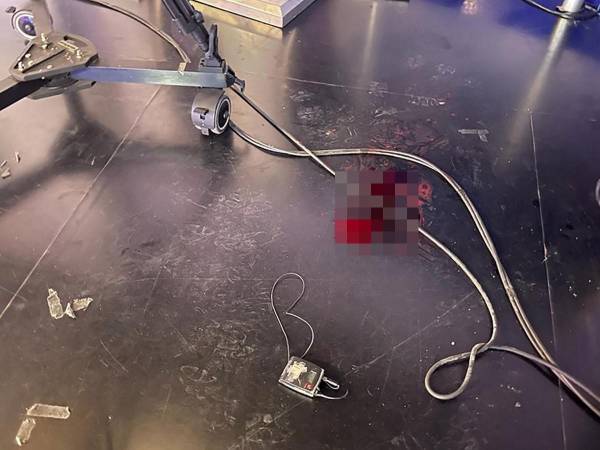 Se ve sangre en el piso de la televisión estatal TC después de que hombres armados no identificados irrumpieran en un estudio mientras estaban en vivo, en Guayaquil, Ecuador. Los ataques han ocurrido además en universidades y calles.