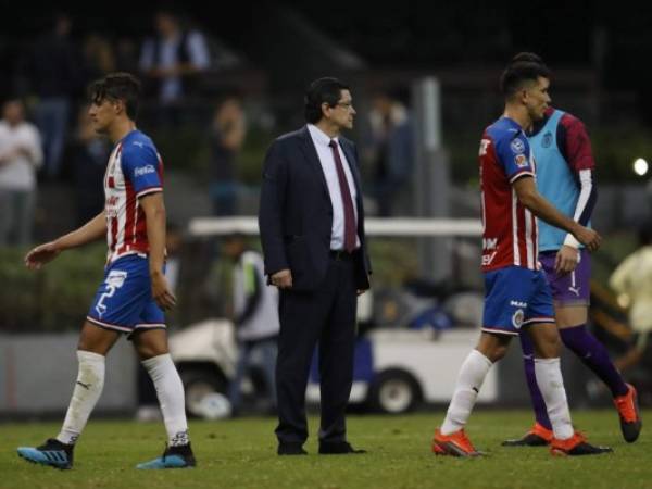 El técnico de Chivas Luis Fernando Tena al final de un partido de la liga mexicana contra el América en el estadio Azteca de la capita. (AP Foto/Eduardo Verdugo, archivo).