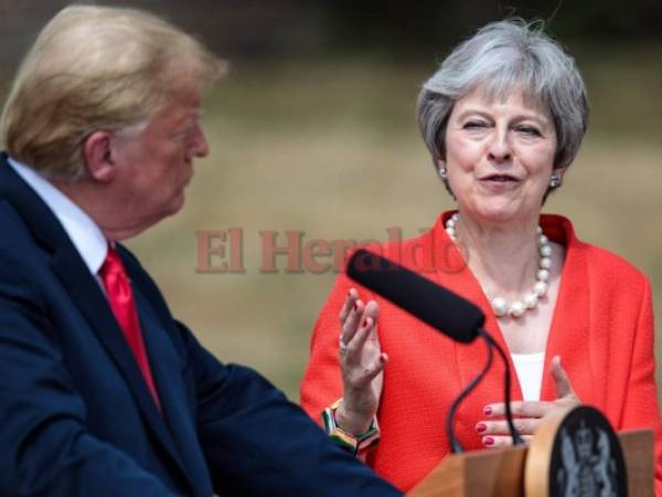 El presidente de Estados Unidos, Donald Trump, escucha a la primera ministra británica, Theresa May, durante una conferencia de prensa. Foto AFP