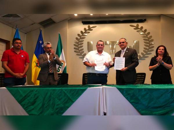 El acuerdo fue firmado por el alcalde Jorge Aldana y el rector de la UTH, Javier Mejía.