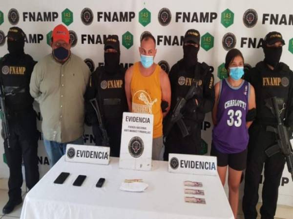 Una fémina fue detenida junto a dos hombre; ellos serían extorsionadores de la Mara Salvatrucha.