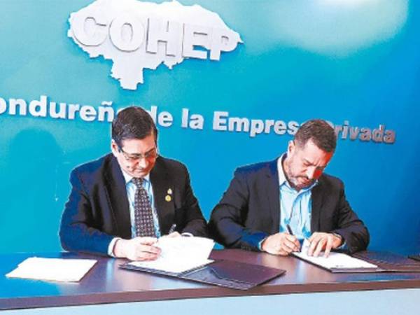 El subsecretario Mario Kafati y Gabriel Molina del Cohep en la firma.