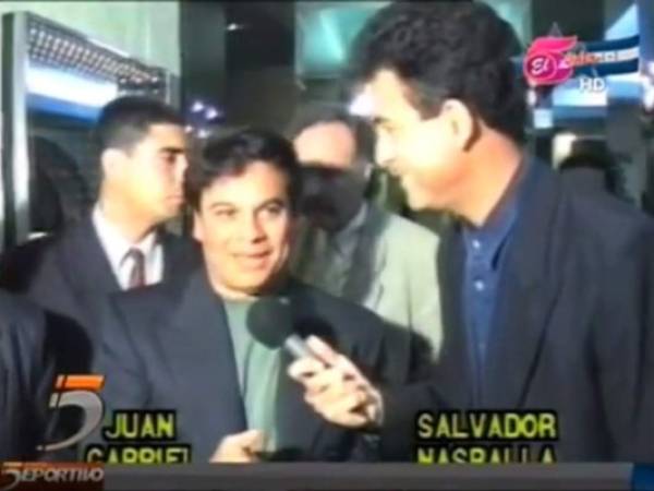 Salvador Nasralla habl[o por varios minutos con el cantante mexicano Juan Gabriel.