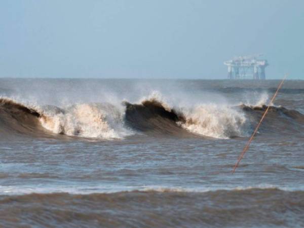 El ciclón también amenaza los principales centros de refinación de petróleo de Lake Charles en Luisiana y de Beaumont y Port Arthur en Texas, ubicados cerca de la costa. AFP.