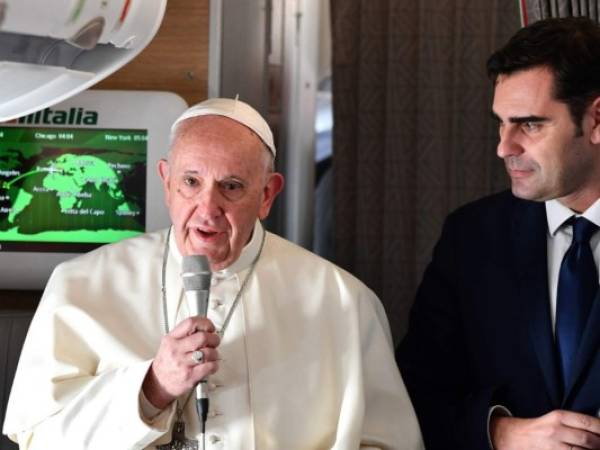 El papa Francisco criticó a Trump desde el avión que lo lleva a Panamá para la Jornada Mundial de la Juventud. Foto AFP