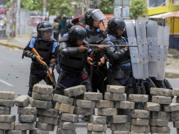 Esta foto tomada el 20 de abril, muestra a agentes policiales durante las protestas en Nicaragua. (AFP)