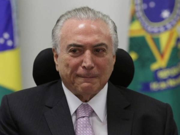 A Temer se le investiga por presuntamente haber recibido sobornos de parte de una constructora a cambio de licitaciones públicas. Foto AP