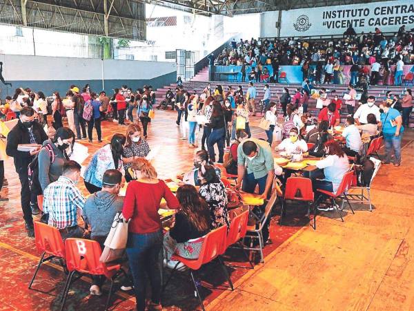 Son más de 71 mil docentes que laboran en el sistema público.