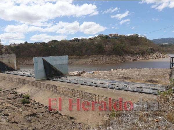 Así luce la represa Los Laureles con el 42% de agua almacenada. Durante el invierno anterior no logró alcanzar su máximo nivel al subir su cortina inflable.