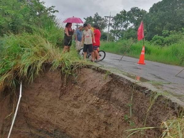 El enorme socavón se generó en los cabezales del puente y amenaza con destruir la infraestructura vial.