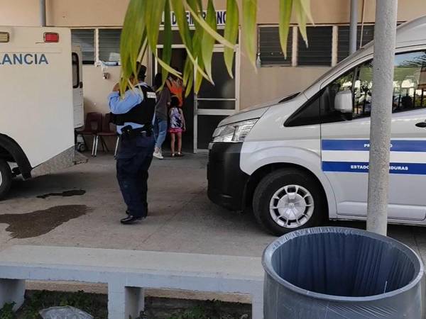 Momento en que ambos reclusos eran trasladados del hospital de Santa Bárbara hacia uno en San Pedro Sula.