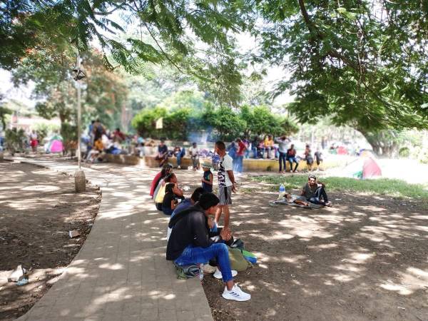 El Monumento a la Madre y otras áreas verdes son campamento de migrantes en la zona.