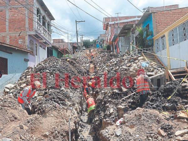 En 10 colonias de la zona alta de la capital se desarrollan proyectos de alcantarillados, agua potable y pavimentación.