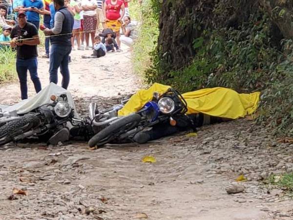 Ambos jóvenes conducían sus motocicletas cuando fueron interceptados por desconocidos armados.