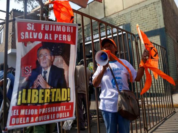 Simpatizantes del expresidente peruano (1990-2000) Alberto Fujimori se reúnen en la entrada del penal de Barbadillo en Ate, en las afueras de Lima, esperando su liberación.