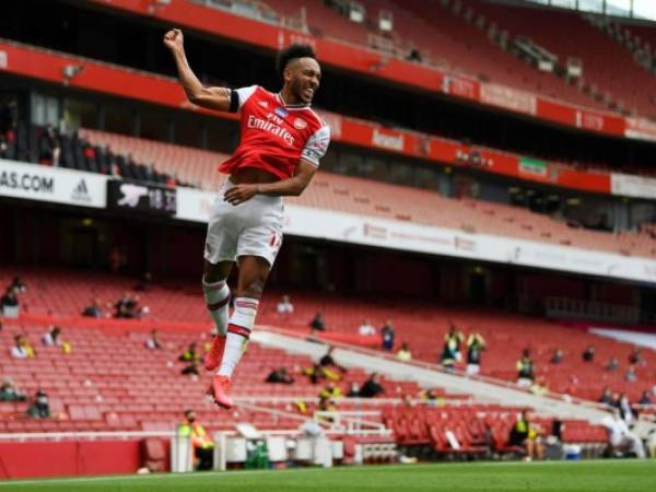 El delantero gabonés del Arsenal, Pierre-Emerick Aubameyang, celebra después de marcar un gol durante el partido de fútbol de la Premier League inglesa entre Arsenal y Norwich City en el Emirates Stadium de Londres. Foto: Agencia AFP.