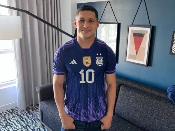 Héctor Castellanos lució con orgullo la camiseta que intercambió con Lionel Messi el pasado viernes tras el amistoso ante Argentina.