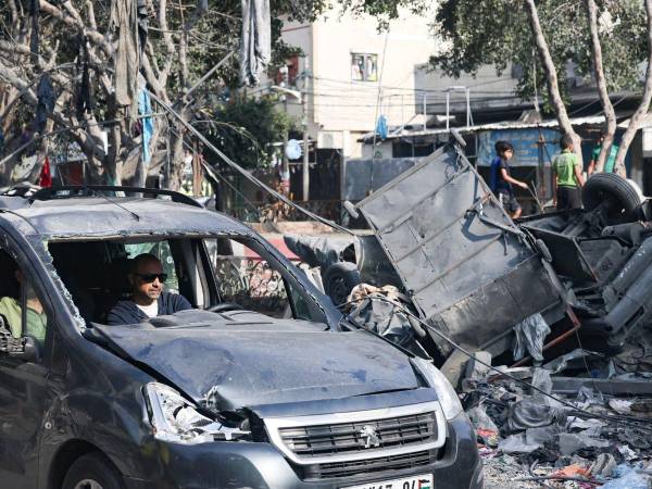 Un hombre conduce un automóvil averiado por una calle devastada por los bombardeos israelíes en Rafah, en el sur de la Franja de Gaza.