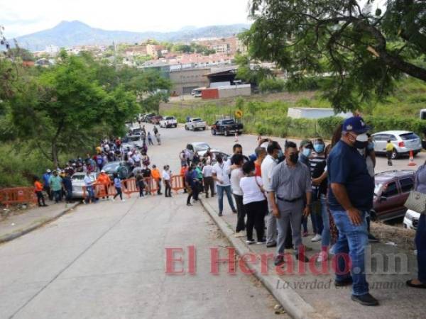 Extensas filas hicieron los comunicadores para vacunarse. Foto: Jhony Magallanes/Marvin Salgado/El Heraldo