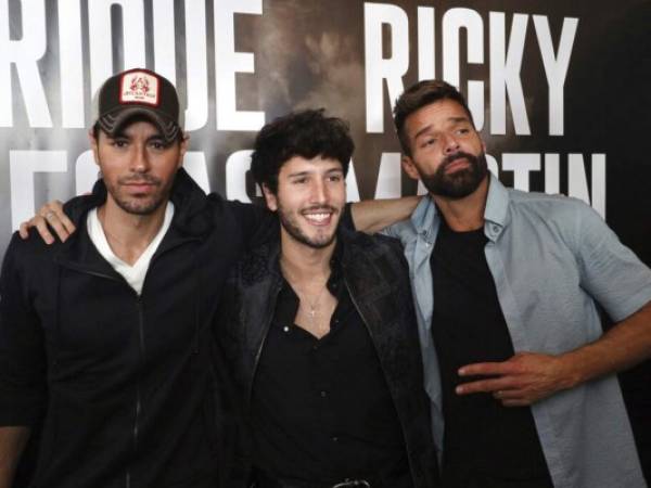 Ricky Martin, a la derecha, y Enrique Iglesias, a la izquierda posan con Sebastián Yatra durante una conferencia de prensa en West Hollywood, California. Foto: AP.