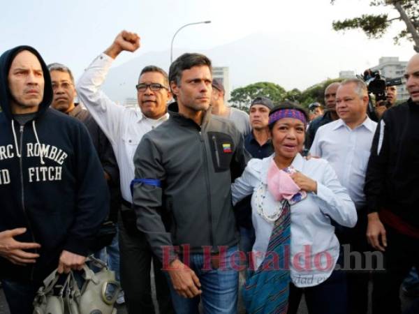 El líder de la oposición, Leopoldo López, en el centro, fue recibido por partidarios que se encuentra fuera de la base aérea de La Carlota en Caracas, Venezuela, el martes 30 de abril de 2019. (AP Foto / Ariana Cubillos).