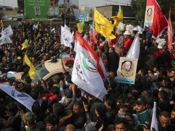 Los asistentes al funeral, en su mayoría hombres con uniforme militar negro, portaban banderas de Irak y de las milicias respaldadas por Teherán, que eran extremadamente leales a Soleimani. AFP.