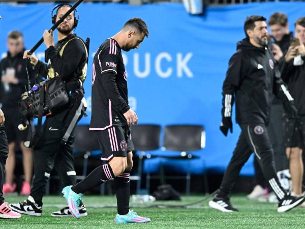 Lionel Messi #10 del Inter Miami sale del campo después de una derrota ante el Charlotte FC en el Bank of America Stadium el 21 de octubre de 2023 en Charlotte, Carolina del Norte. Matt Kelley/Getty Images/AFP Matt Kelley / GETTY IMAGES NORTEAMÉRICA / Getty Images vía AFP