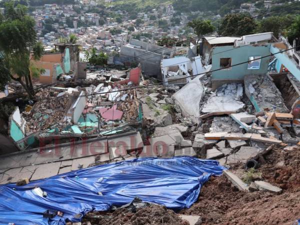 La zona cero de la colonia Guillén fue cerrada para evitar que las personas ingresen a los escombros ya que arriesgan sus vidas.