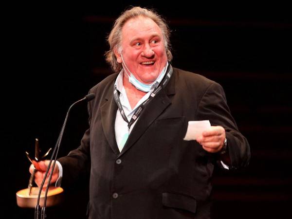 Desde el escándalo, <b>Gérard</b> <b>Depardieu</b> fue expulsado de la Orden Nacional de Quebec y de su título de ciudadano de honor de la comuna de Estaimpuis en Bélgica.