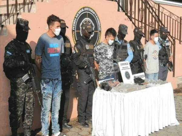 Los detenidos fueron encontrados en posesión de droga y un arma de fuego.