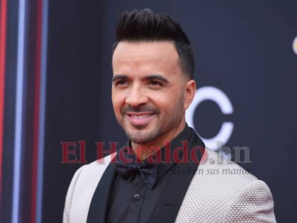 Fonsi tiene otro vídeo en YouTube con miles de millones de vistas, 'Échame la culpa' también de 2017, que actualmente tiene 1,700 millones.