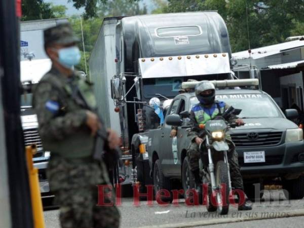 Los vehículos son custodiados fuertemente por las FF AA. Foto: Alex Pérez/El Heraldo