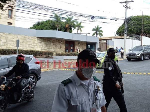 Las calles aledañas al edificio de la Embajada de Estados Unidos fueron cerradas unas horas. Foto Emilio Flores| EL HERALDO