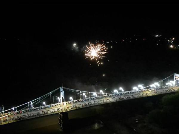 El emblemático Puente Choluteca brilla esta Navidad con la Estrella de Belén, un espectáculo que llena de orgullo a los cholutecanos.