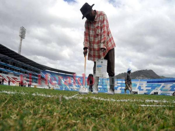 Se procedió a pintar las rayas reglamentarias del engramado, que está muy deteriorado.