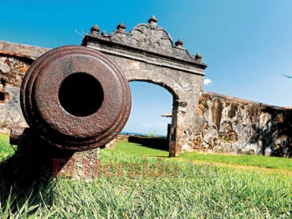 La Fortaleza de Santa Bárbara, aparte de ser un museo, tiene una impresionante vista hacia la bahía de Trujillo.